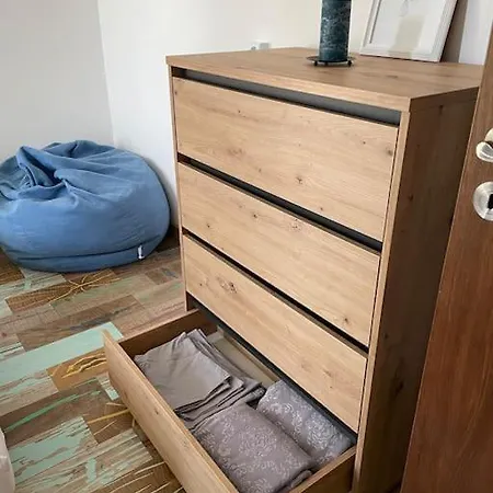 Sunny Seaside Retreat In 아파트 *