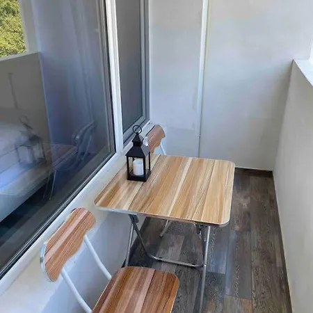 Sunny Seaside Retreat In 아파트