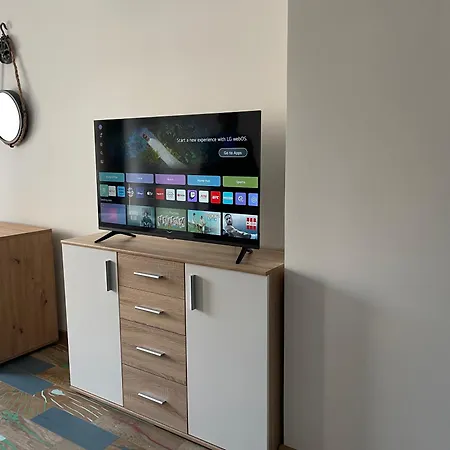 Sunny Seaside Retreat In 아파트