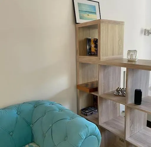 Sunny Seaside Retreat In Apartman