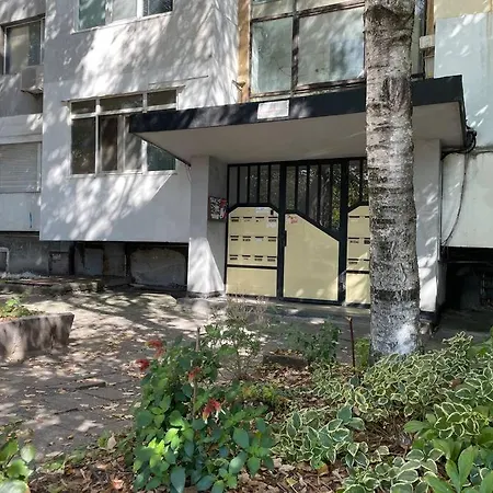 Sunny Seaside Retreat In Apartman