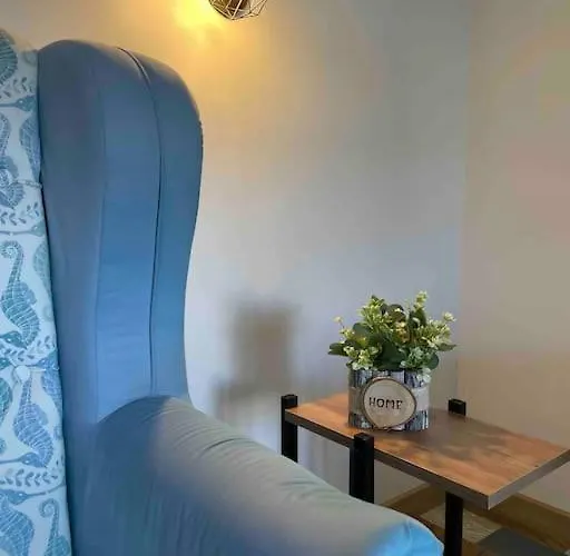 公寓 Sunny Seaside Retreat In *