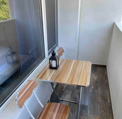 Sunny Seaside Retreat In Appartement