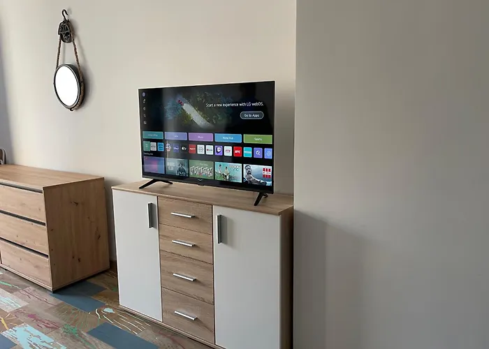 Sunny Seaside Retreat In Appartement